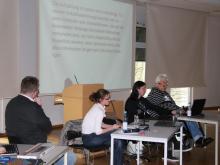 ZeDiS-Teammitglieder und Referent mit Assistent bei einem mit Schriftmittlung begleiteten Vortrag in der Ringvorlesung des ZeDiS (April 2010)